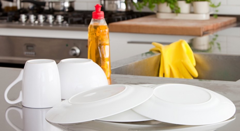 10 полезных свойств жидкости для мытья посуды, о которых вы даже не догадывались