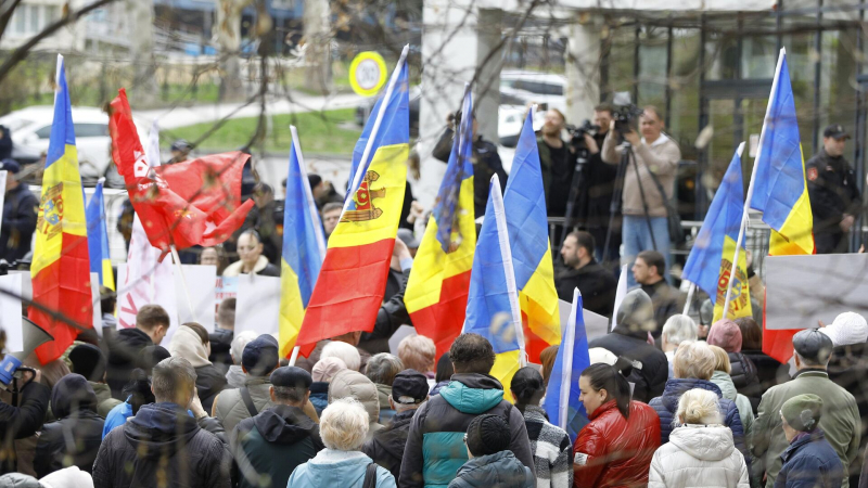 В Кишиневе полиция предотвратила драку между сторонниками Санду и Гуцул