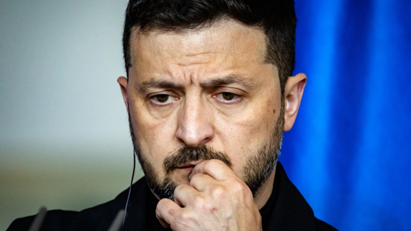 Зеленский хочет продолжать воровство военного бюджета, заявил Медведев